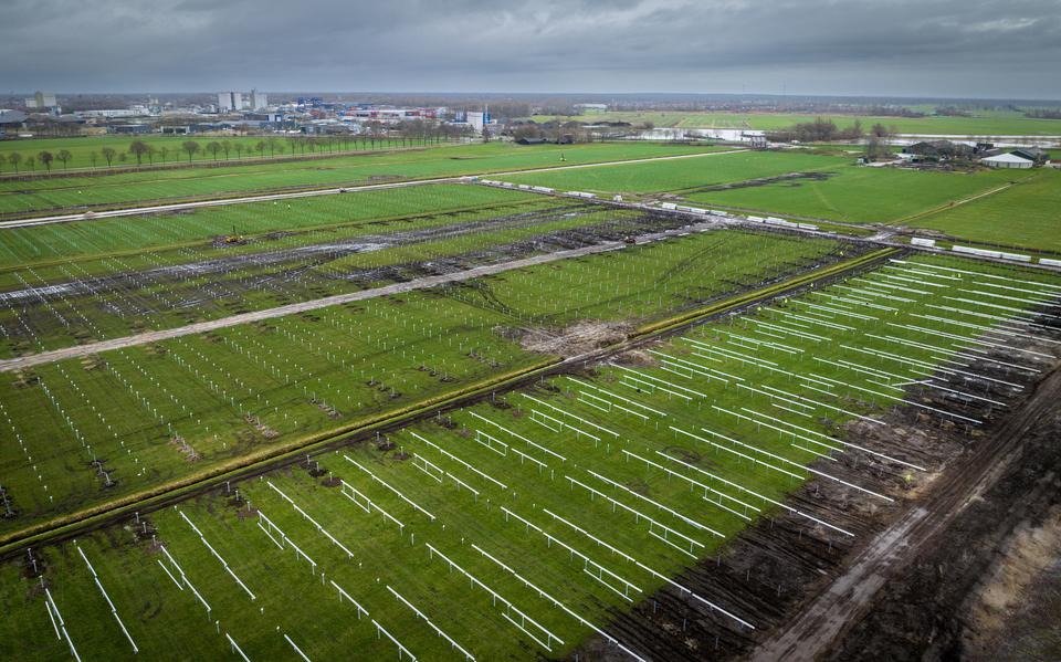 Acht weken geleden is begonnen met de aanleg van het zonnepark bij Wanneperveen.