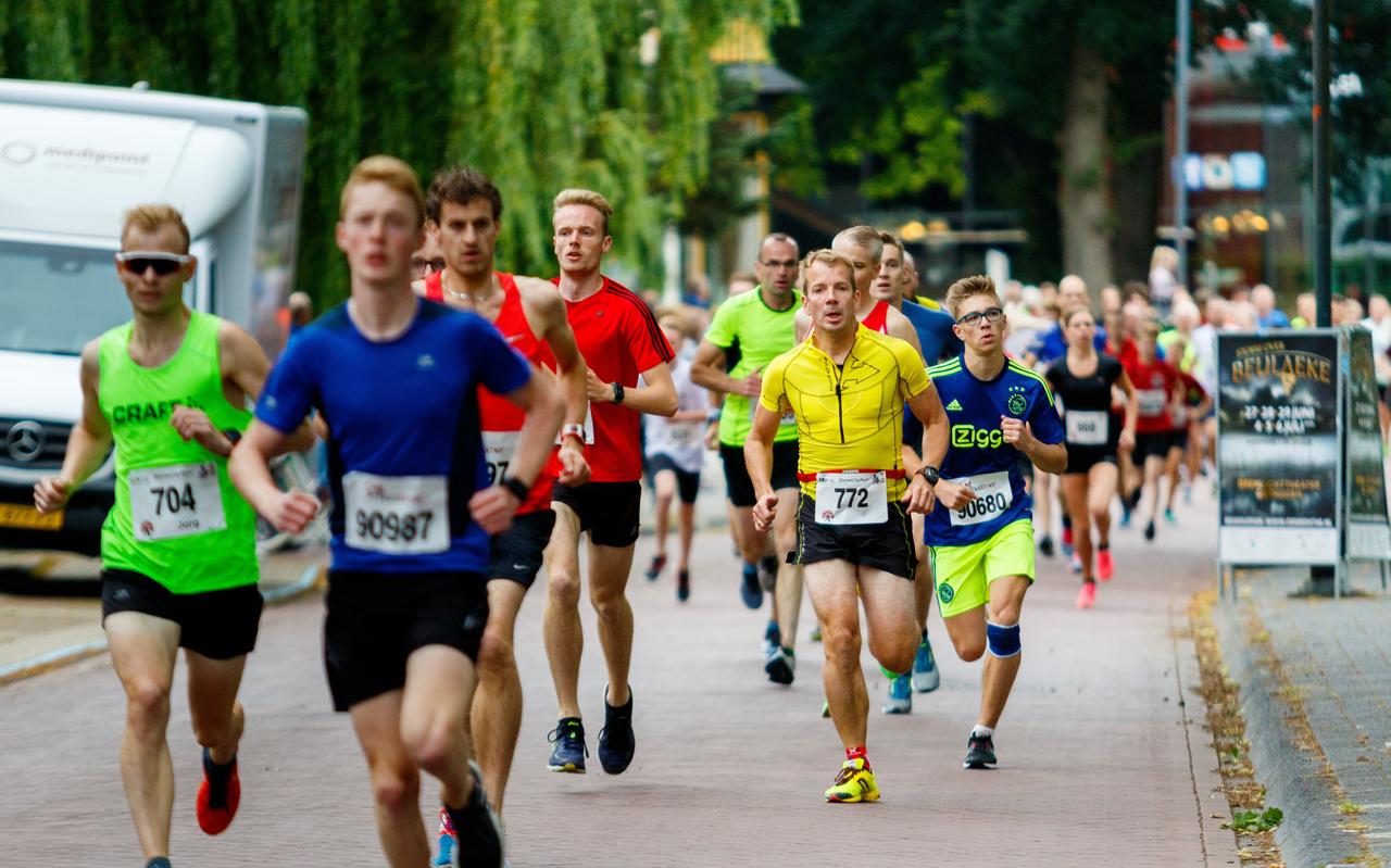 De Stone City Run in juni staat altijd garant voor een fraai kleurrijk lint aan lopers door het centrum van Steenwijk, de stadwallen, en park Rams Woerthe. De Stone City Run in juni staat altijd garant voor een fraai kleurrijk lint aan lopers door het centrum van Steenwijk, de stadwallen, en park Rams Woerthe.