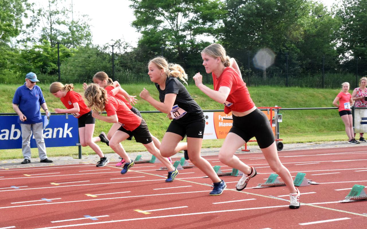 De meisjes C van Start’78 gaan van start over tachtig meter.