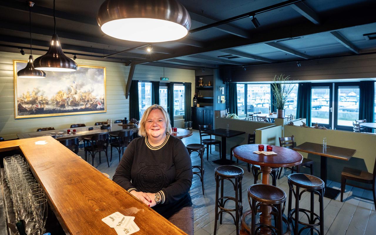 Jantina Bos in het nieuwe eetcafé Beulaeke Haven, dat stap voor stap open gaat wanneer het weer mag. 