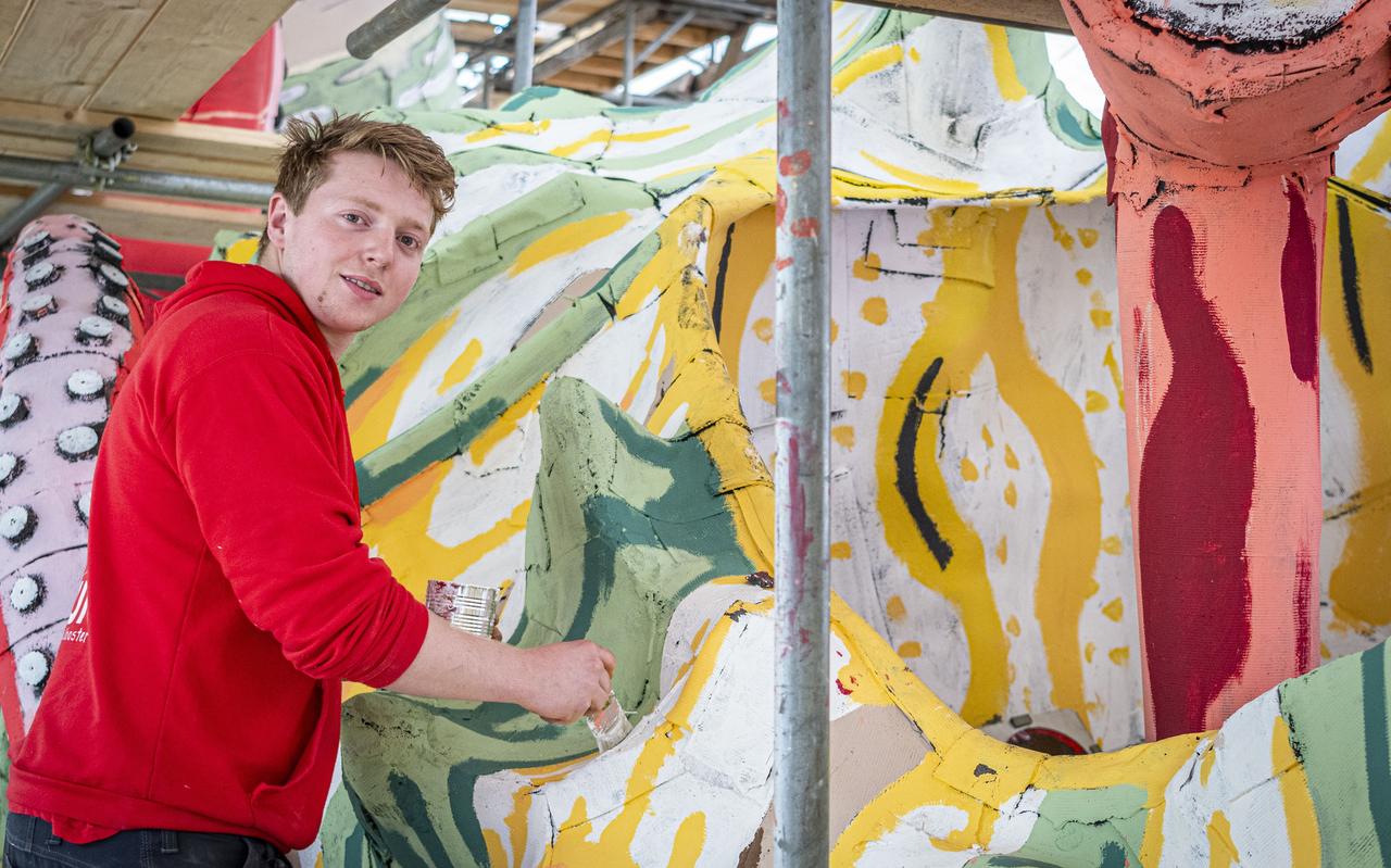 Corsogroep Fun Fun is aan het opbouwen in de tent. Jeffrey Rook schildert een en ander bij. Corsogroep Fun Fun is aan het opbouwen in de tent. Jeffrey Rook schildert een en ander bij.