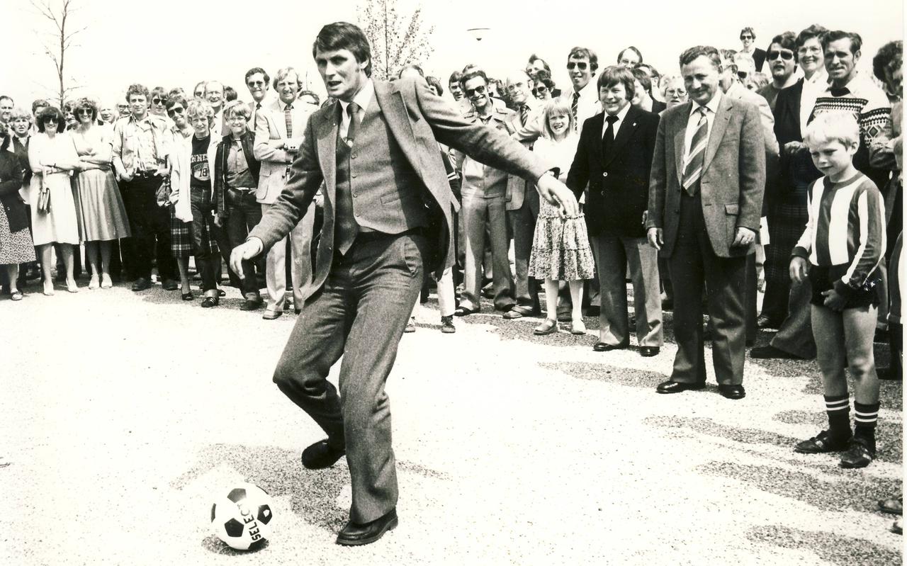 Henk Visser opent als wethouder op 17 mei 1980 sportpark De Nieuwe Gagels, nu onderdeel van de 'Groene Long' .
