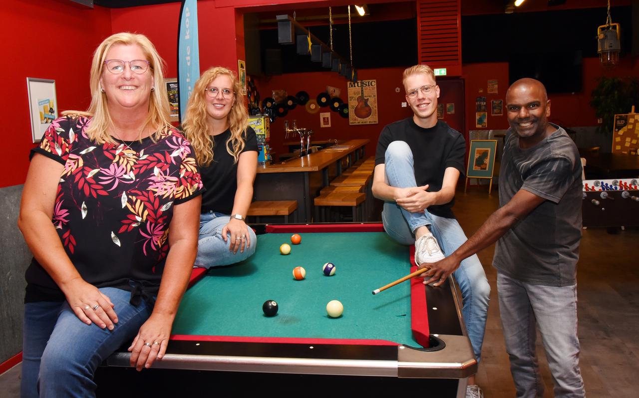 Jelma Jonkers, Loes Schippers, Ernst Woldman en Nelson Petter in jongerencentrum de Buze aan de Oostwijkstraat. Jelma Jonkers, Loes Schippers, Ernst Woldman en Nelson Petter in jongerencentrum de Buze aan de Oostwijkstraat.