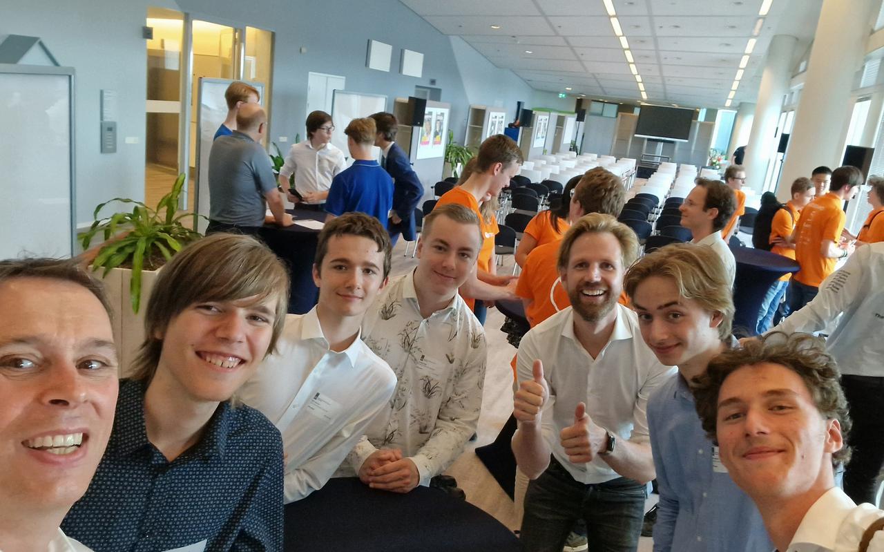 Revi ontving samen met het Nederlands team van de natuurkunde Olympiade de felicitaties van de Minister voor Primair en Voortgezet Onderwijs Dennis Wiersma (derde van rechts).