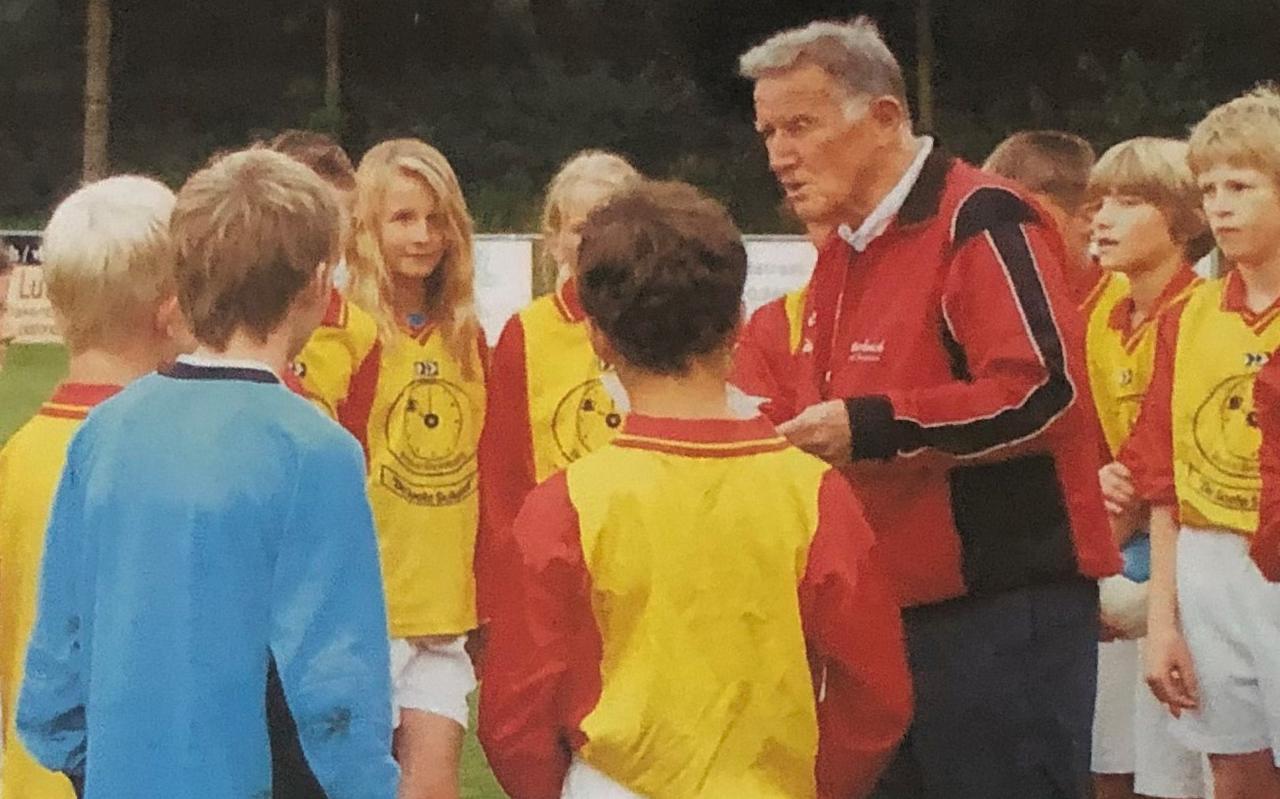 Bert van der Pan stopte op 92-jarige leeftijd als trainer. Hier op de foto met een jeugdteam uit Ermelo. Bert van der Pan stopte op 92-jarige leeftijd als trainer. Hier op de foto met een jeugdteam uit Ermelo.