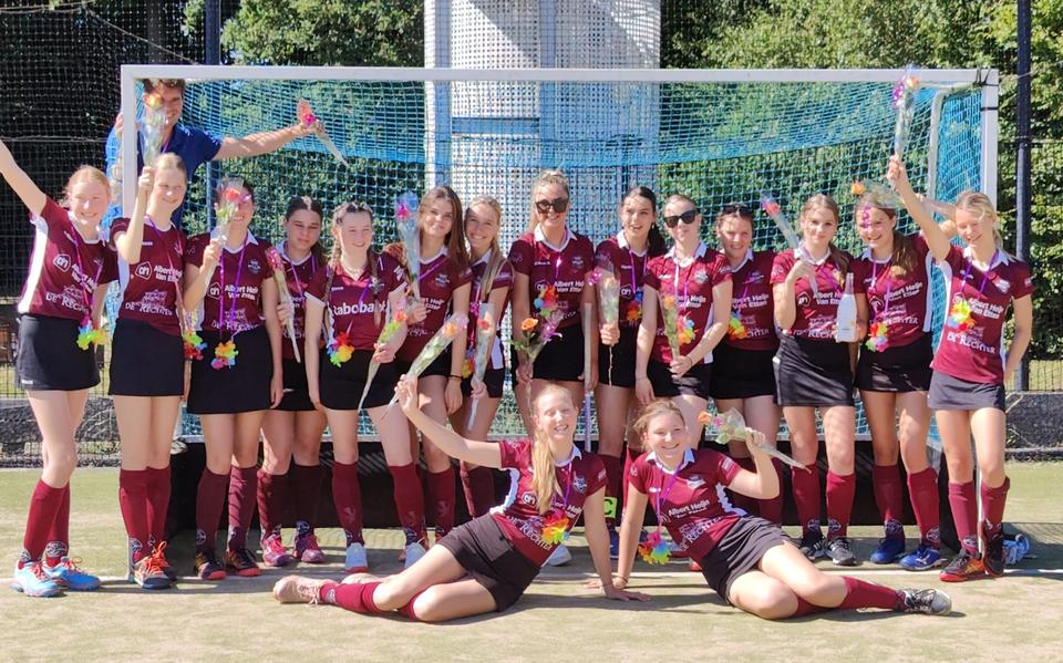 Meiden van MHC Steenwijk overtuigend kampioen van de vierde klasse