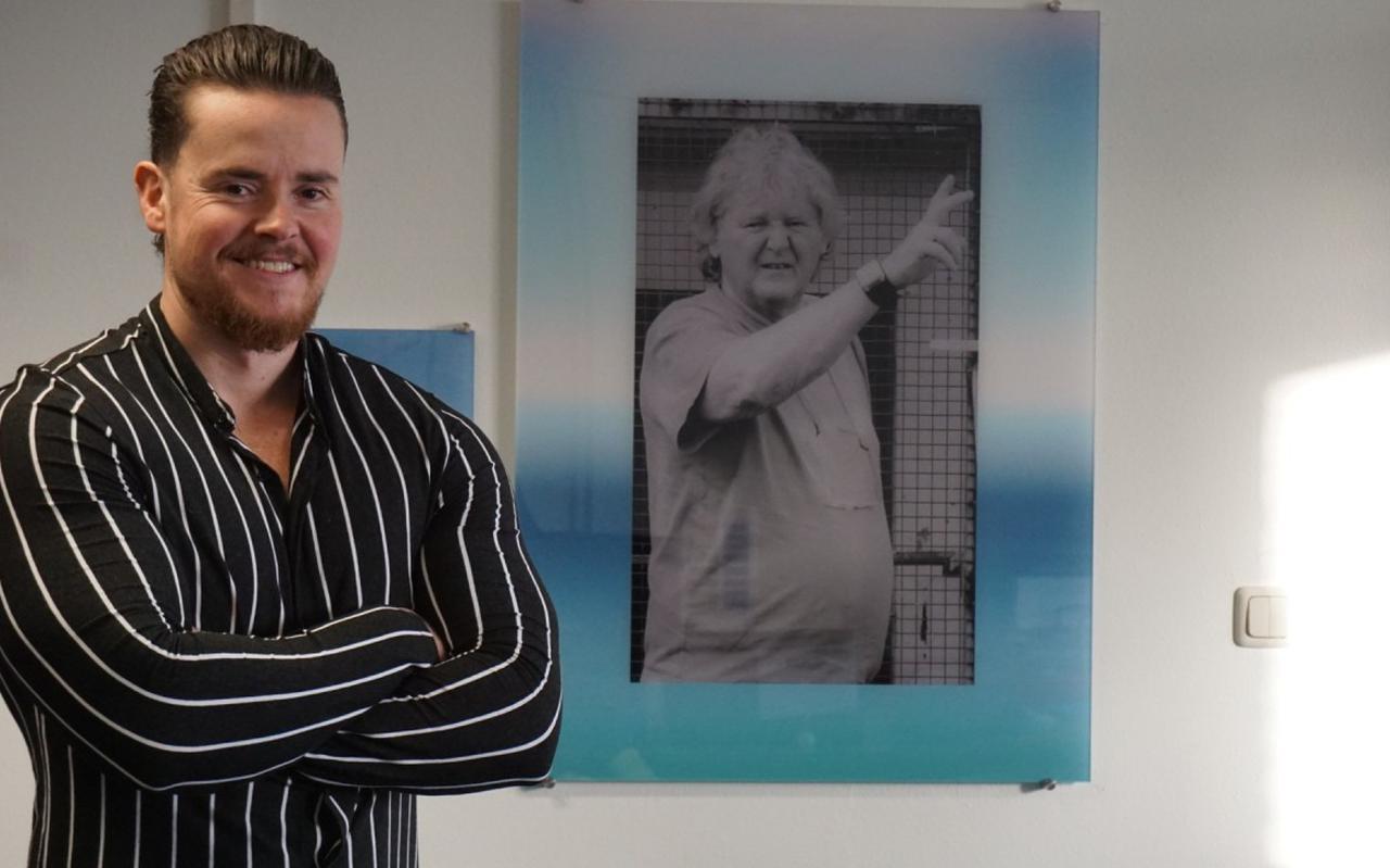 Remi Gaal naast het portret van zijn vader Rein Gaal, die het gelijknamige schoonmaakbedrijf heeft opgericht.