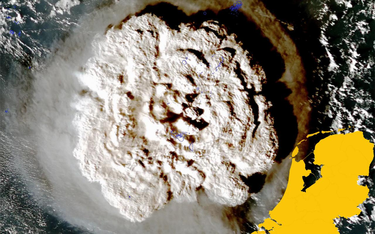 Satellietopname, 15 januari 05.10 UT. De paddenstoelwolk boven Tonga, 55 minuten na het begin van de vulkaanuitbarsting. Op schaal rechtsonder Nederland.
