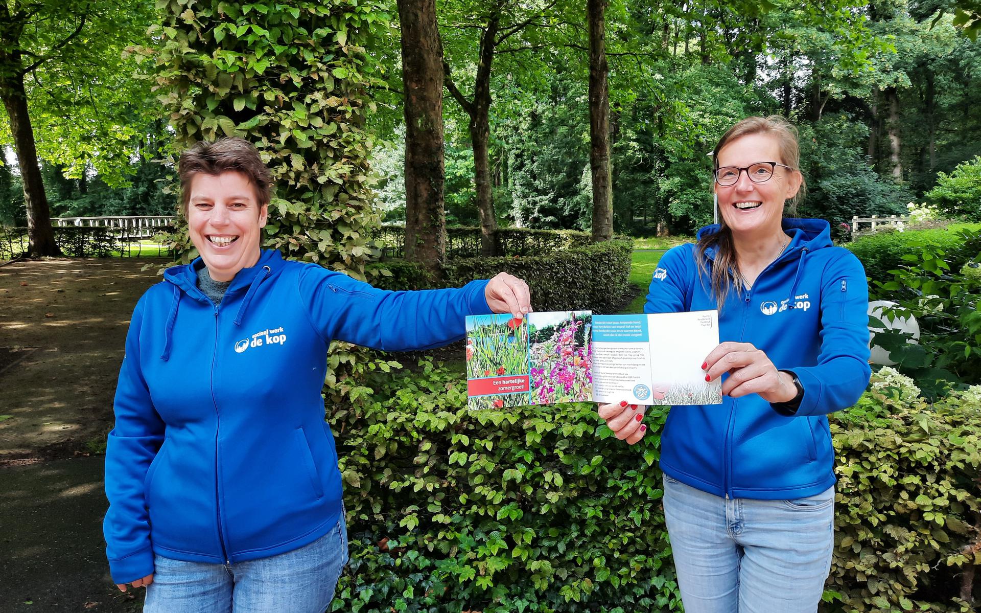 Sandra Ordelman en Paula Bierma van Sociaal Werk De Kop met de zomeransichtkaart.