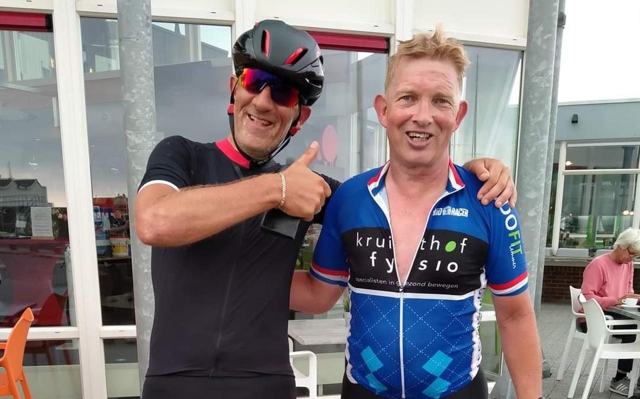 Dick Pluim (rechts) fietste zaterdag een ronde van 300 kilometer rondom Groningen. Dick Pluim (rechts) fietste zaterdag een ronde van 300 kilometer rondom Groningen.