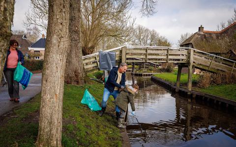 In Giethoorn gingen de vrijwilligers met vuilniszakken en prikstok onder meer aan de slag op het BInnenpad en de waterkant. 