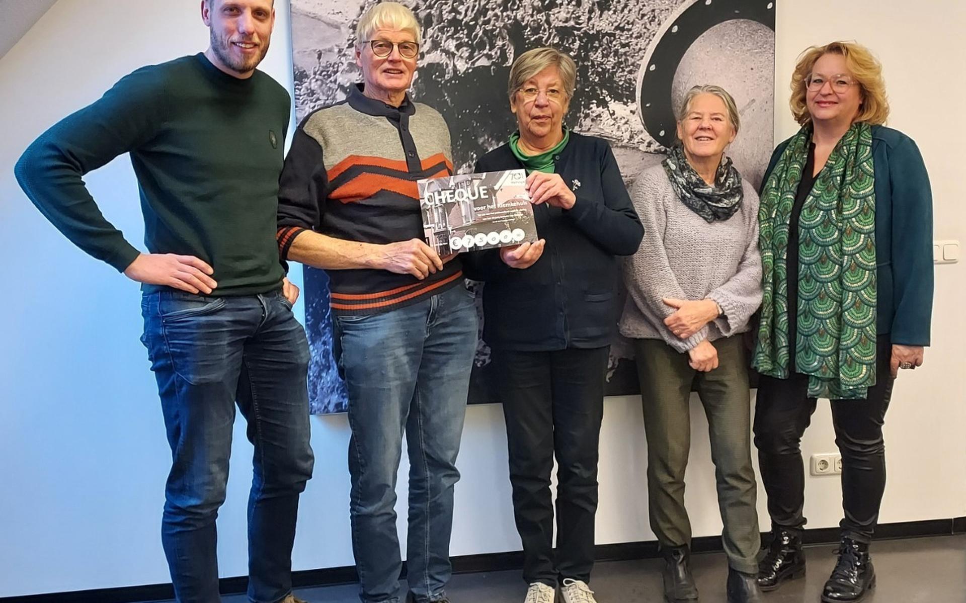 Meine Buitenhuis overhandigt samen met Jos de Laat, mede-directeur van G. Hellinga, de cheque aan Femmy Scholten, coördinator van het hospice.
