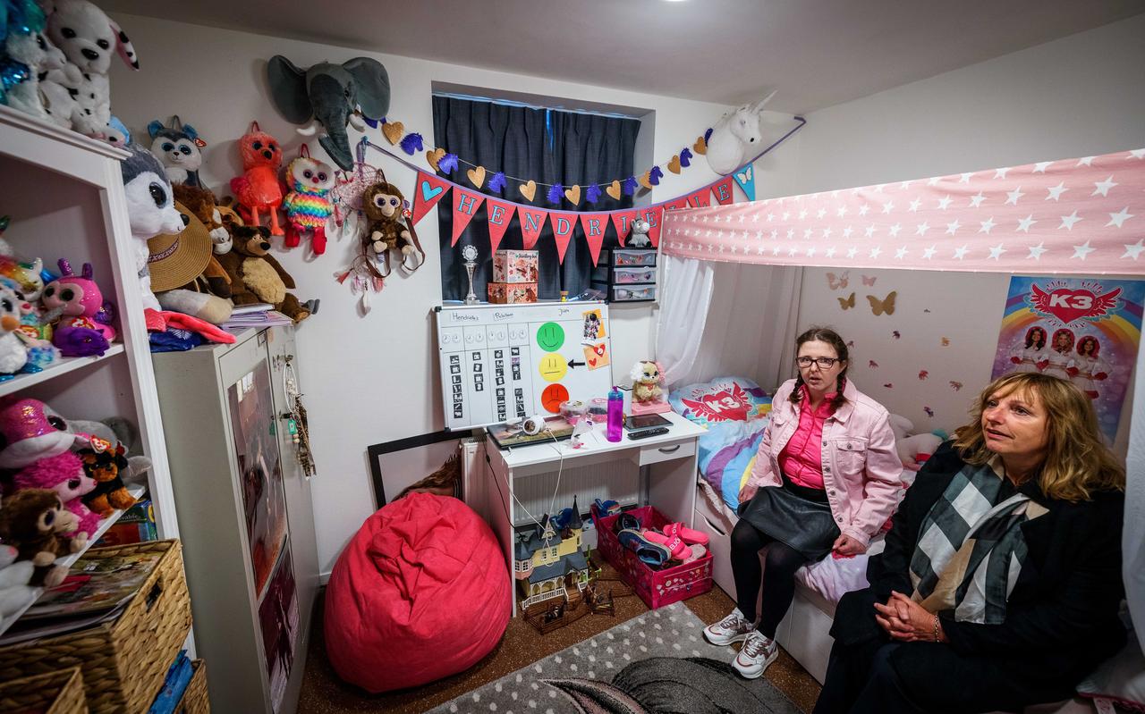 Wethouder Jongman op bezoek bij één van de bewoners. Wethouder Jongman op bezoek bij één van de bewoners.