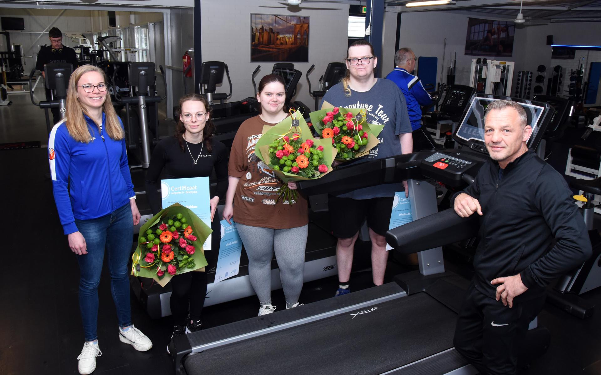 Jongeren nemen in sportschool Vollenhove een certificaat en bloemetje in ontvangst als dank voor hun deelname. 