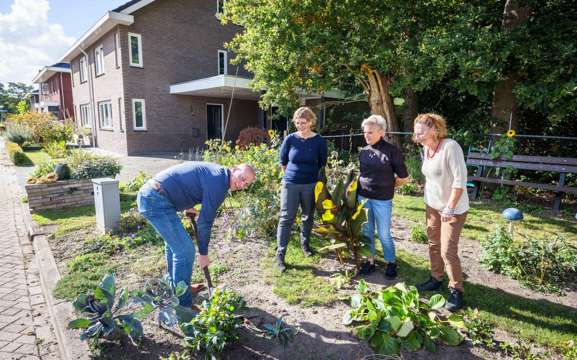Samen de tuin te onderhouden zorgt voor contacten tussen de buurtbewoners.