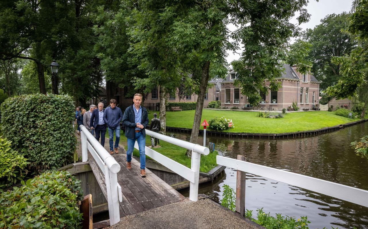 Projectleider Arjan Vroklage gaat voor. Projectleider Arjan Vroklage gaat voor.