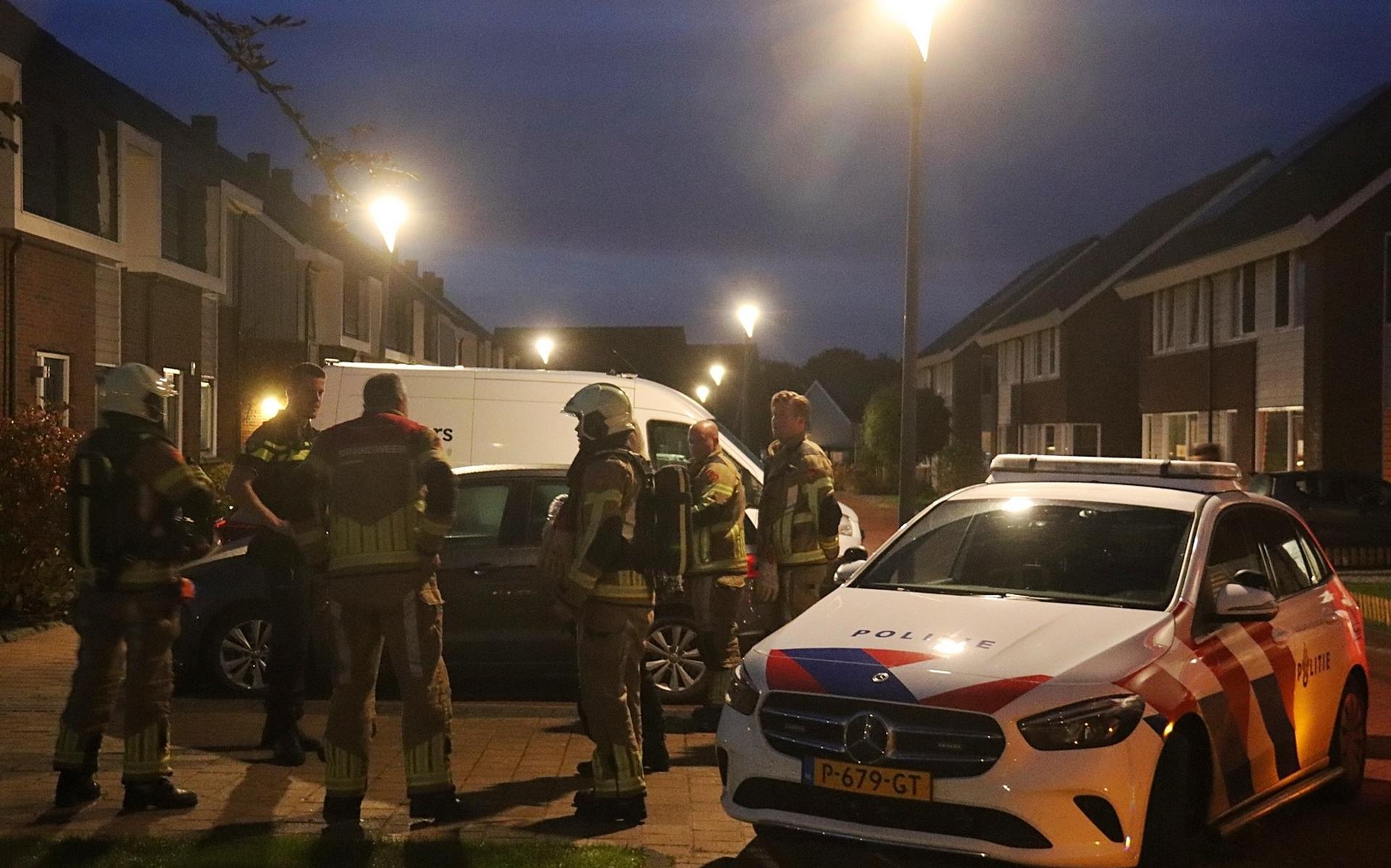 De brandweer heeft de oven uit de keuken verwijderd en naar buiten gebracht.