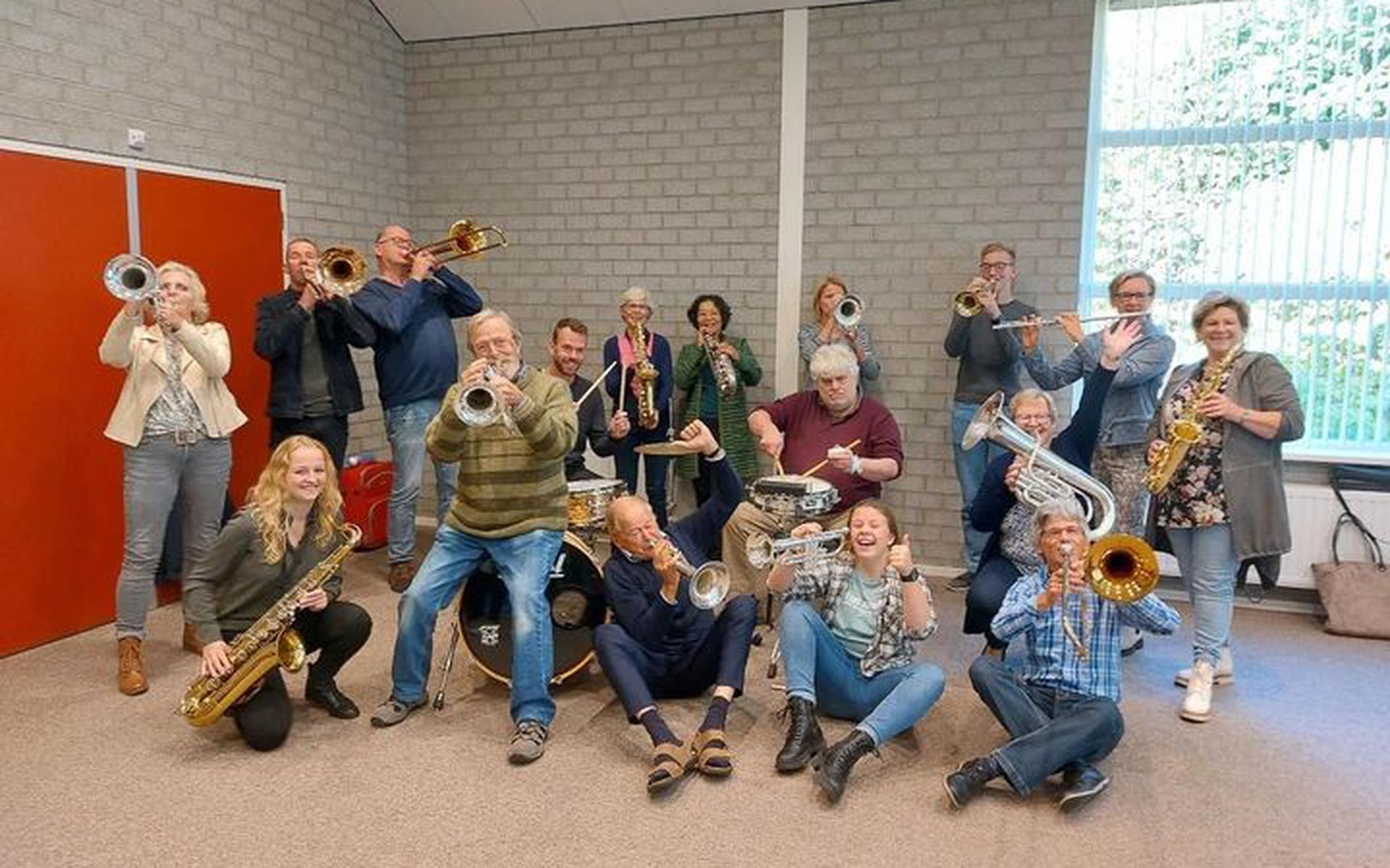 De leden van het Nieuw Talent Orkest in Oldemarkt zijn klaar voor hun eerste concert.