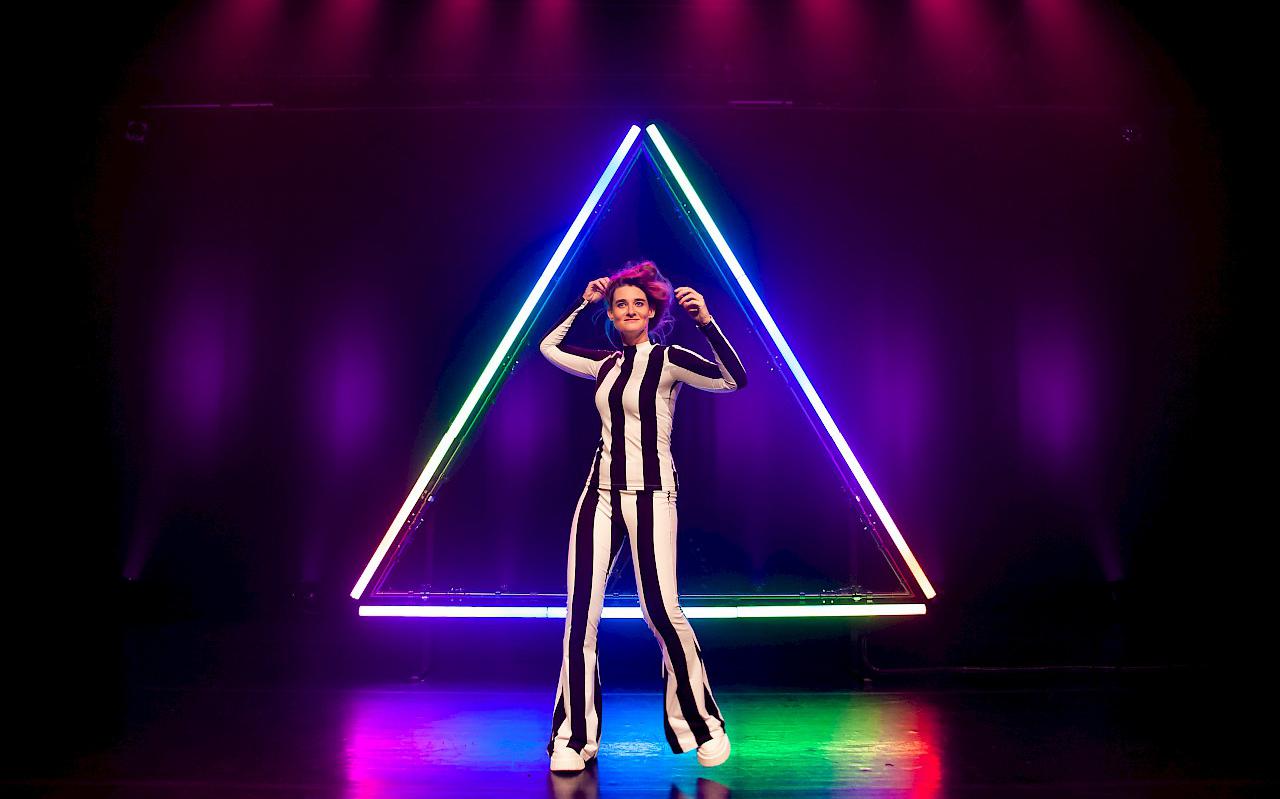 Kirsten van Teijn was donderdagavond in Ogterop met een kleurrijke en muzikale cabaretvoorstelling over gender, seksualiteit en identiteit.