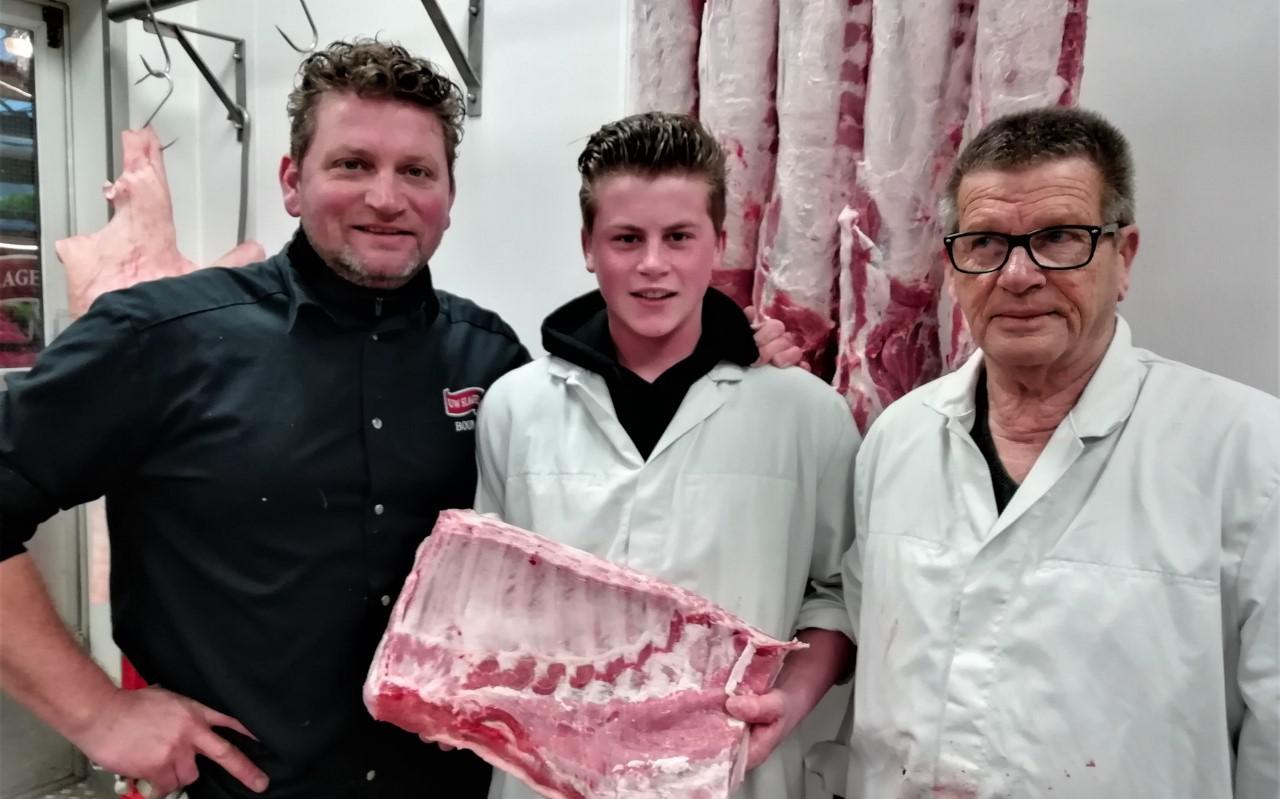 Drie generaties slager Bouma, met van links naar rechts Martijn, Devin en Henk Bouma.
