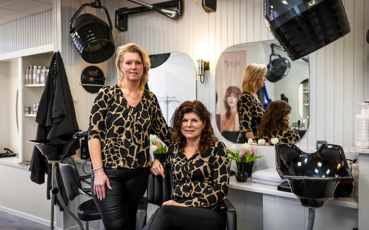 Daniëlle (vooraan) met collega Margreet: zaterdag is ze voor het laatst aan het werk als kapster bij Kapsalon Smid. 1 februari begint voor haar een nieuw avontuur. Daniëlle (vooraan) met collega Margreet: zaterdag is ze voor het laatst aan het werk als kapster bij Kapsalon Smid. 1 februari begint voor haar een nieuw avontuur.