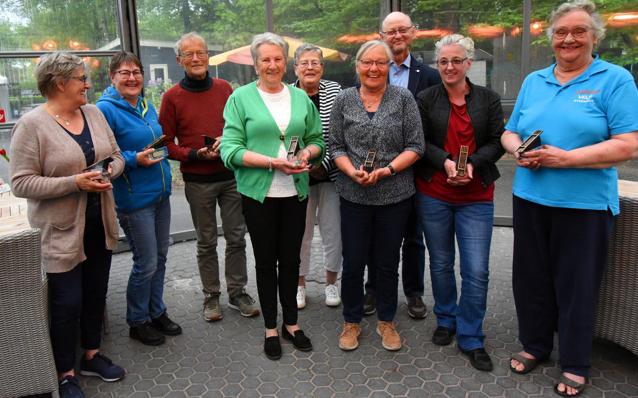 De leden van sjoelclub Sportlust Steenwijk tonen trots de veroverde prijzen in de onderlinge competitie.