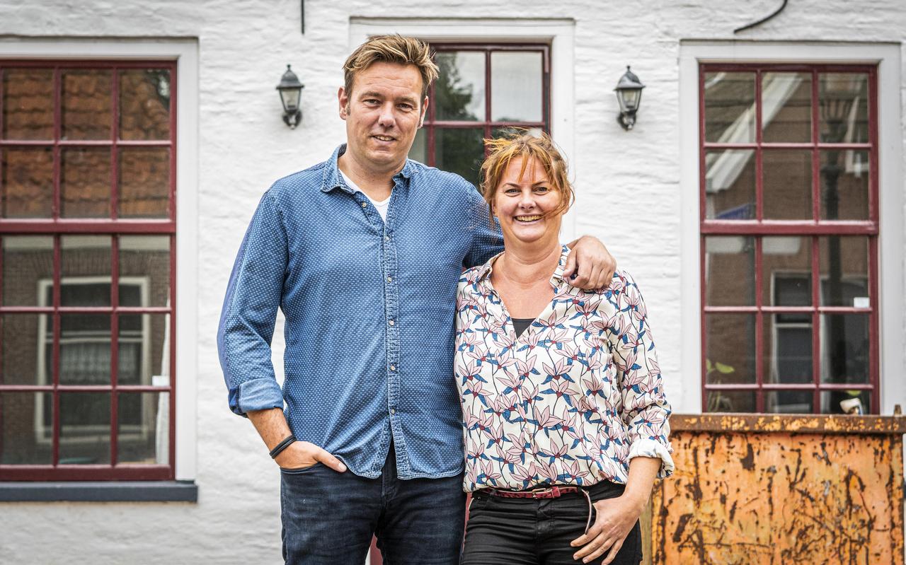 Erik Jan Paulus met zijn vrouw Annemarie Stallinga bij hun 'trapgeveltjeswoning' aan de Hoofdstraat in Oldemarkt. Erik Jan Paulus met zijn vrouw Annemarie Stallinga bij hun 'trapgeveltjeswoning' aan de Hoofdstraat in Oldemarkt.