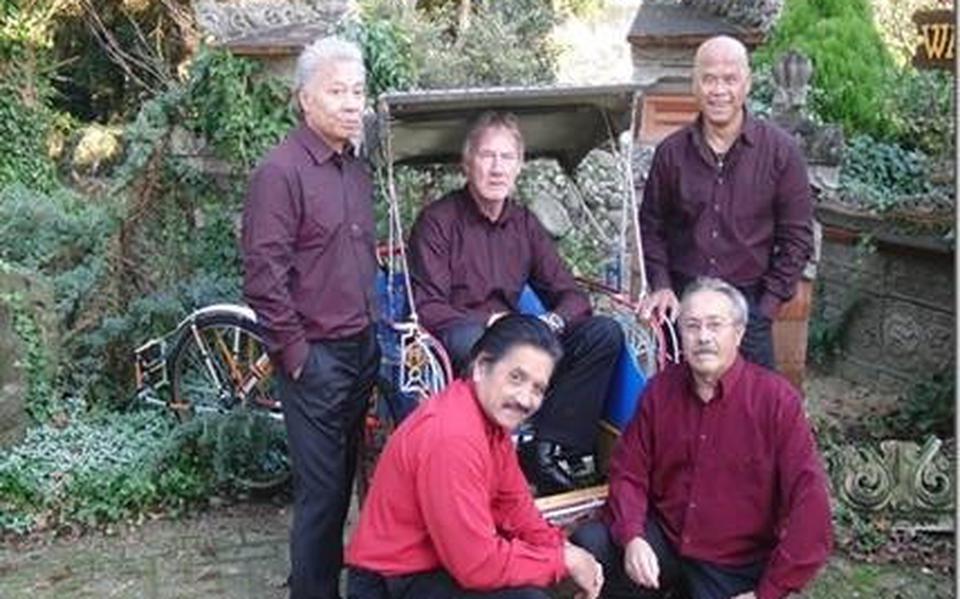 De band Rawit, vernoemd  naar een hete peper, treedt zaterdag op tijdens de Pasar Pedis in Taman Indonesia.