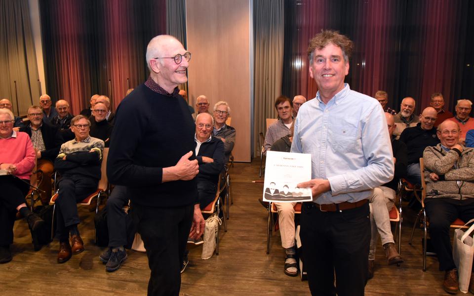 De nieuwe dirigent Harry Koning (rechts) wordt verwelkomd door voorzitter Piet Plomp.