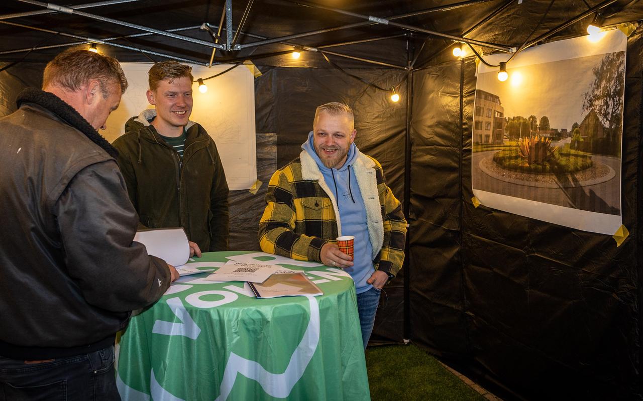 Marcel Santbergen (r) en Jordy Winter presenteerden het ontwerp voor het Corso kunstwerk. Marcel Santbergen (r) en Jordy Winter presenteerden het ontwerp voor het Corso kunstwerk.