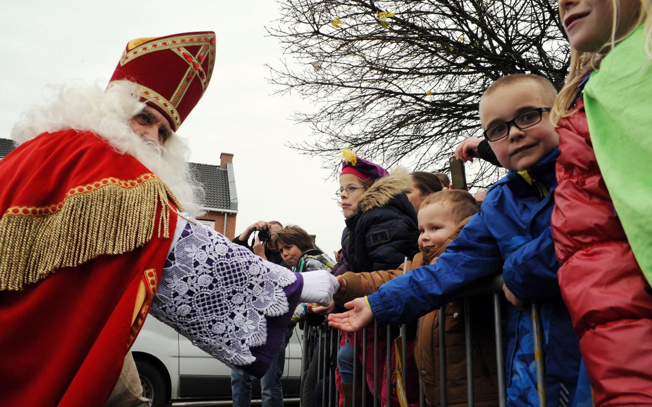 Een archieffoto uit 2015. Sinterklaas komt dit jaar niet met de boot aan in Steenwijkerdiep, maar is tussen half twee en drie uur in de binnenstad.
