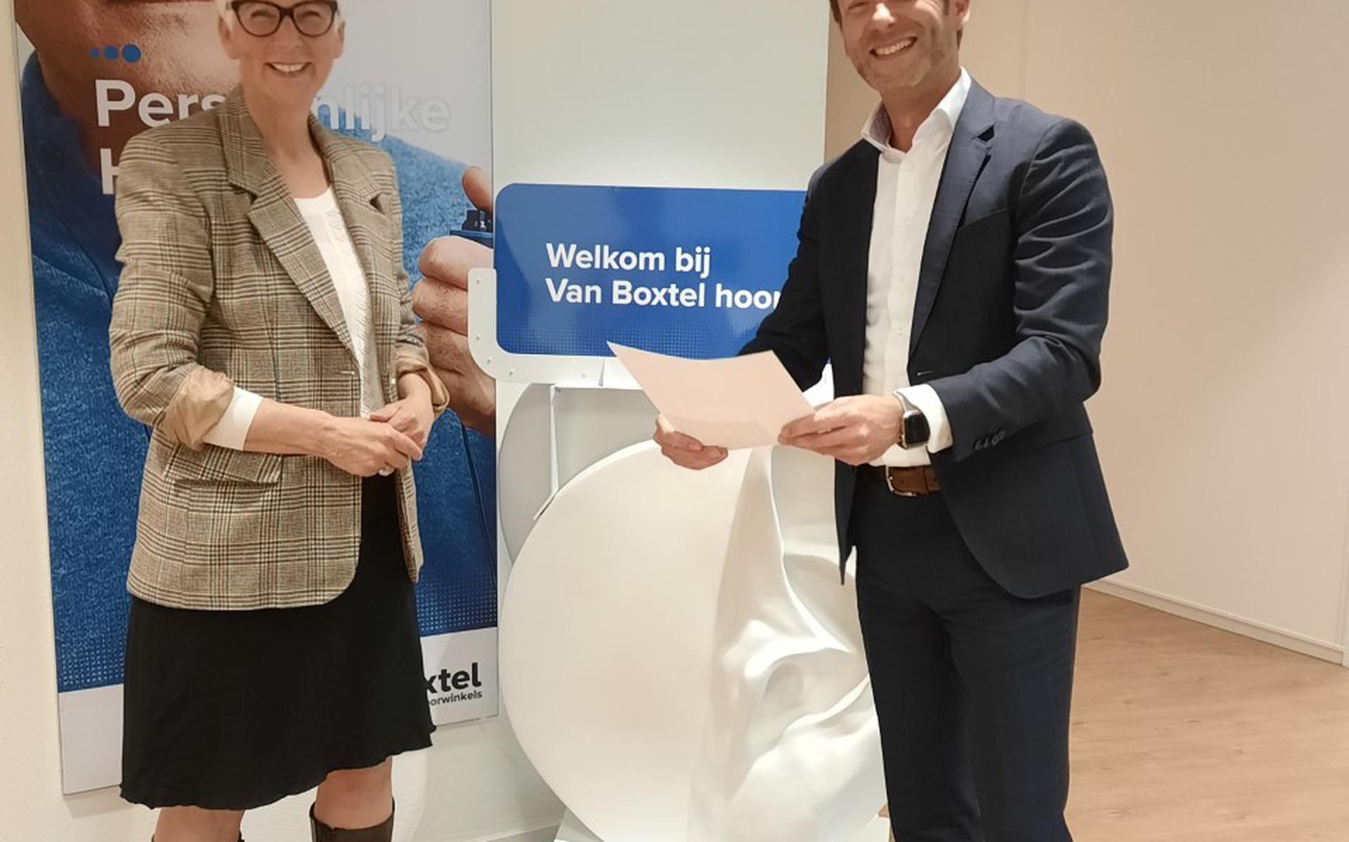 Paul Vondenhoff neemt namens alle medewerkers van Van Boxtel hoorwinkels het certificaat Samen dementievriendelijk in ontvangst van Alzheimer Nederland.