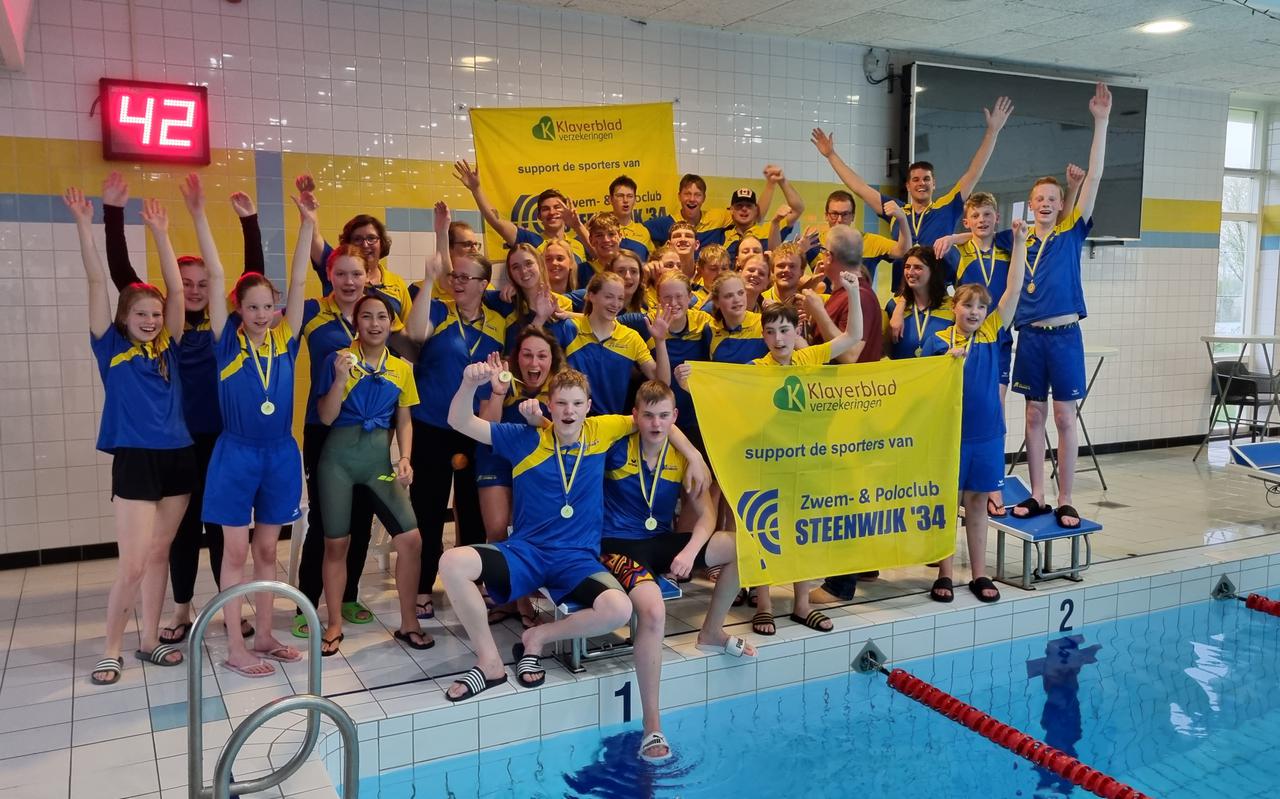 Vrolijkheid bij Steenwijk’34, de zwemmers en zwemsters zijn kampioen van de C-Klasse Regio Oost.