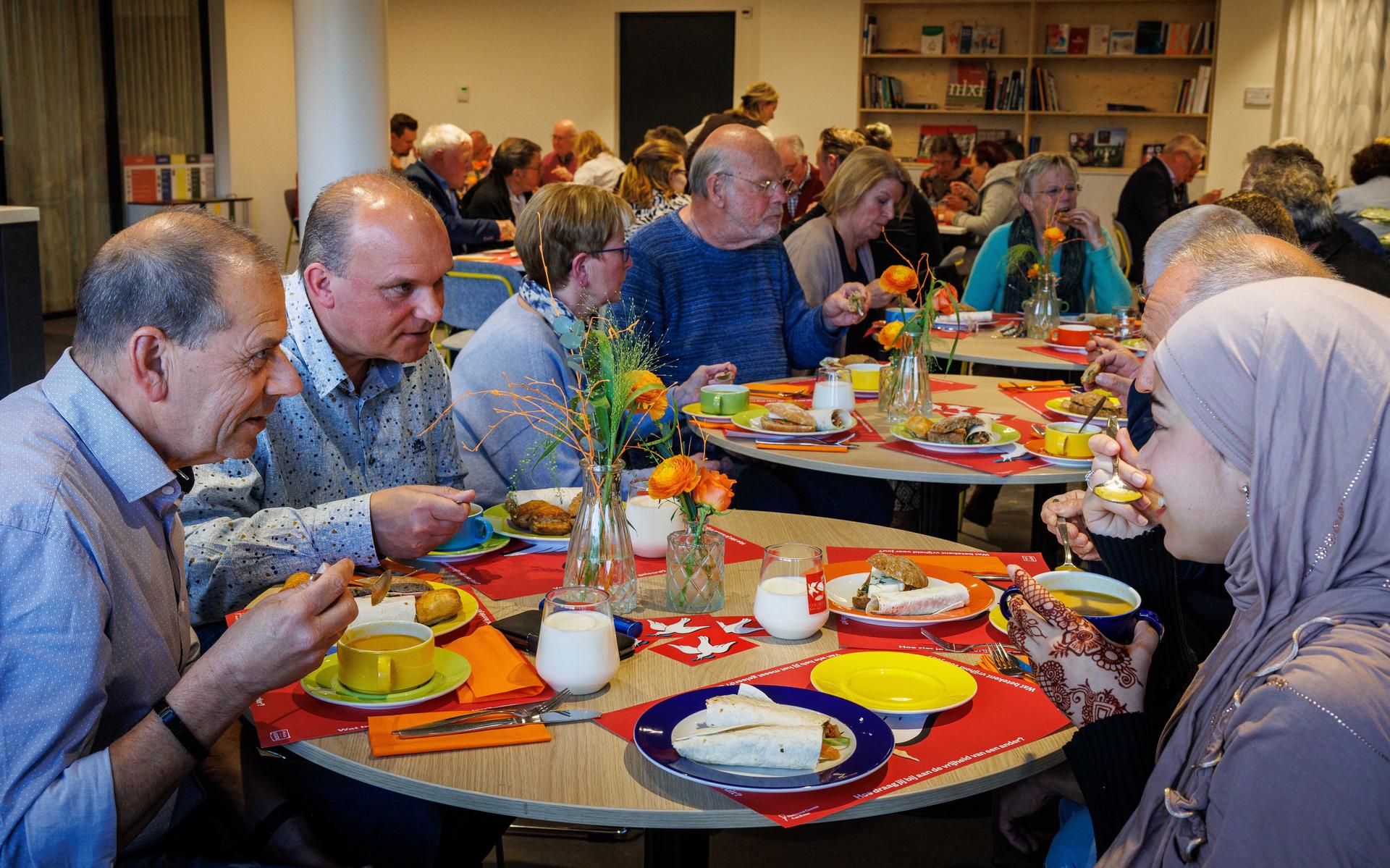 Inwoners die betrokken zijn bij de 4 mei herdenkingsbijeenkomsten in Steenwijkerland schoven aan voor de Vrijheidsmaaltijd op het gemeentehuis.