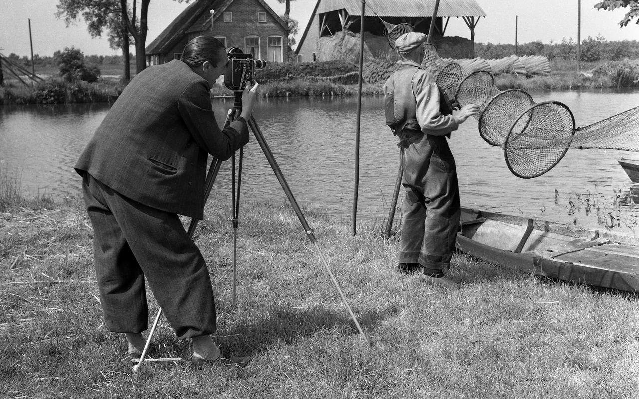 Cameraman Bruinenberg maakt voor 'Wij in Steenwijkerwold' een opname van visser Jan Huisman.