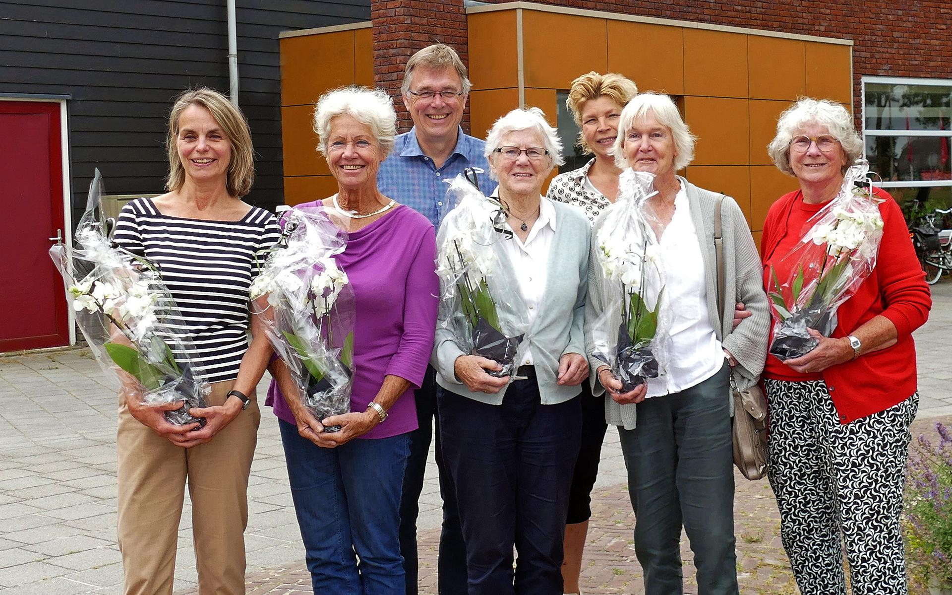 Van links naar rechts: Katja Pronk, Thea Wisniewski, Feiko Jager (penningmeester Stichting Kulturhus), Carla van der Veen, Maureen Boer (manager Kulturhus Giethoorn), Mieke Hulshof en Alie Bakker.