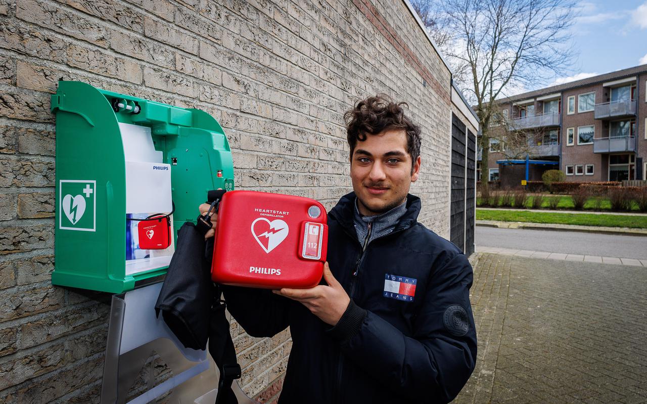 Tolga Turhan met de AED die door zijn actie de buurt veiliger maakt. 