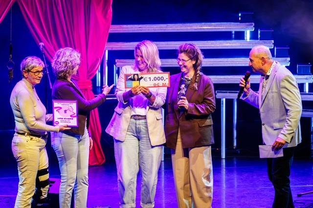 Toneelvereniging Ons Genoegen uit Blokzijl wint Sleutel-tot-Succesprijs. ‘Ze doen het anders dan and