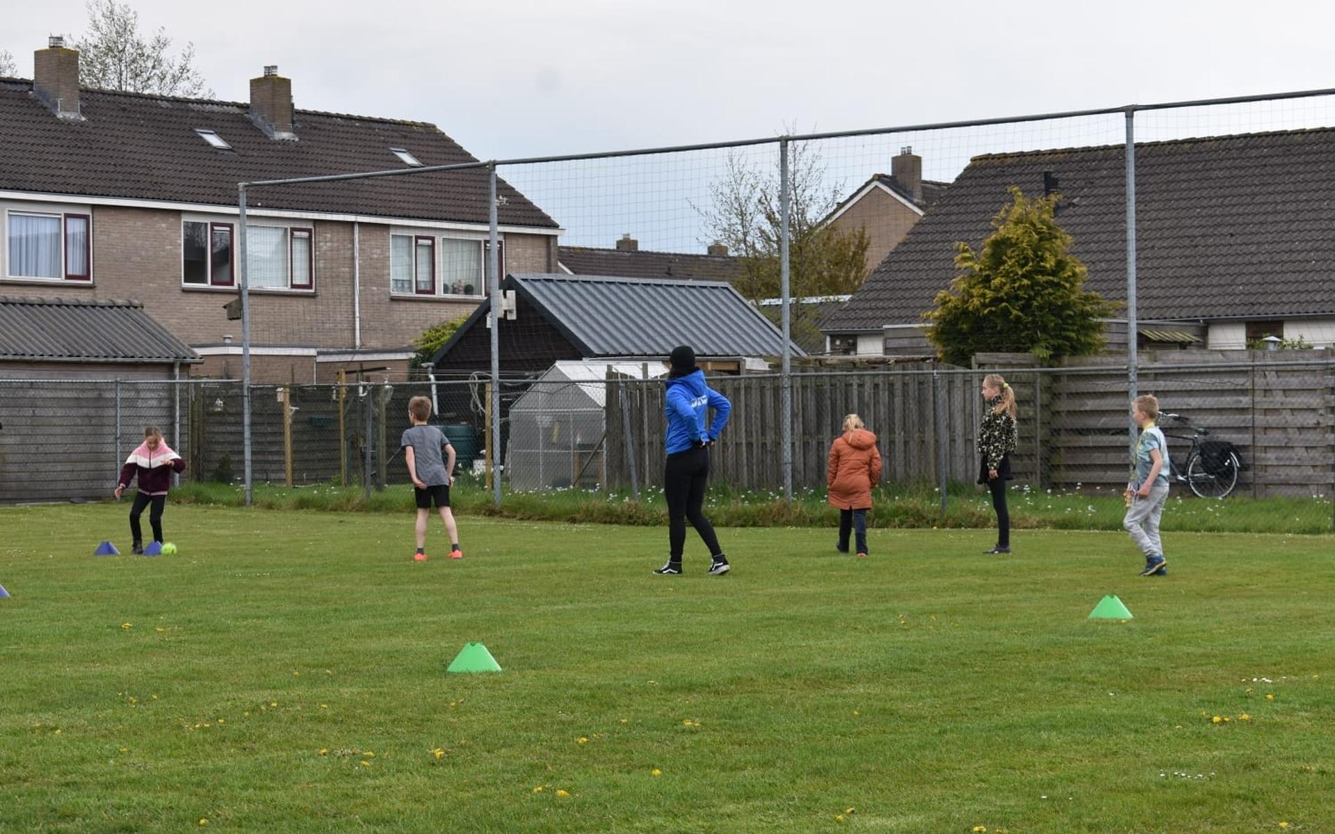 Samen sporten in de meivakantie: Hier die bal! - Steenwijker Courant