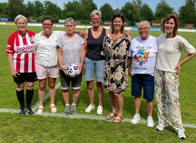 Vrouwenteam Steenwijk en HZVV bij mannen winnaars van derde Jan Brassien Walking Football-toernooi S