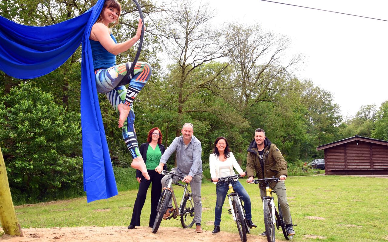 De organisatoren van Weerribben-Wieden Healthy Days komen op de fiets naar de aftrap van het driedaagse festival om de website te lanceren. In de ring zit Jolina van Aerial Arts, een van de deelnemers aan het festival. De organisatoren van Weerribben-Wieden Healthy Days komen op de fiets naar de aftrap van het driedaagse festival om de website te lanceren. In de ring zit Jolina van Aerial Arts, een van de deelnemers aan het festival.