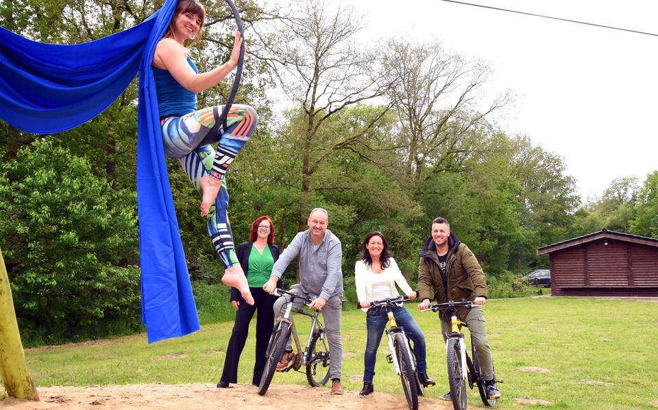 De organisatoren van Weerribben-Wieden Healthy Days komen op de fiets naar de aftrap van het driedaagse festival om de website te lanceren. In de ring zit Jolina van Aerial Arts, een van de deelnemers aan het festival.