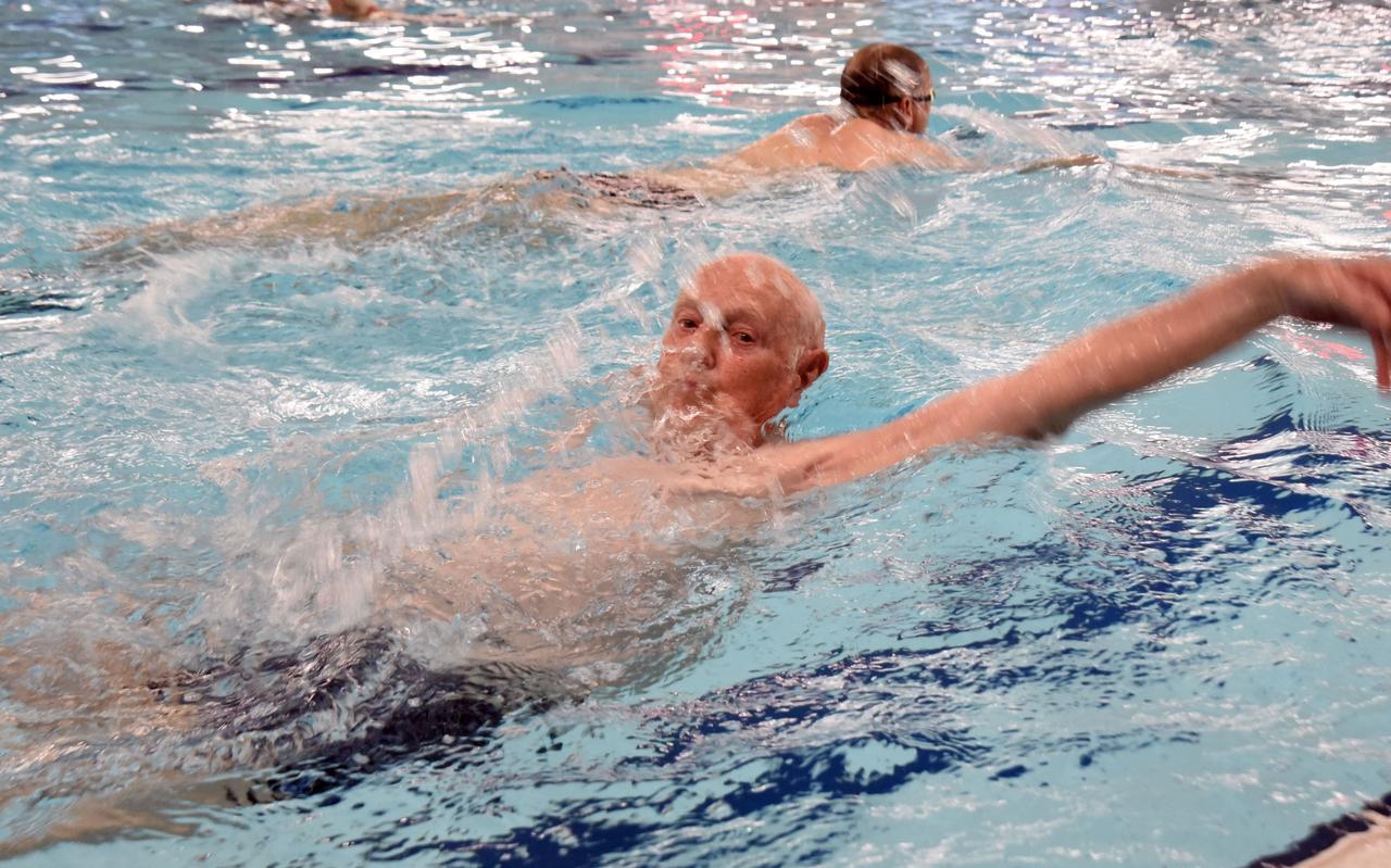 Klaas Prins is blij dat hij ook weer in zwembad de Waterwijck mag trainen. Klaas Prins is blij dat hij ook weer in zwembad de Waterwijck mag trainen.
