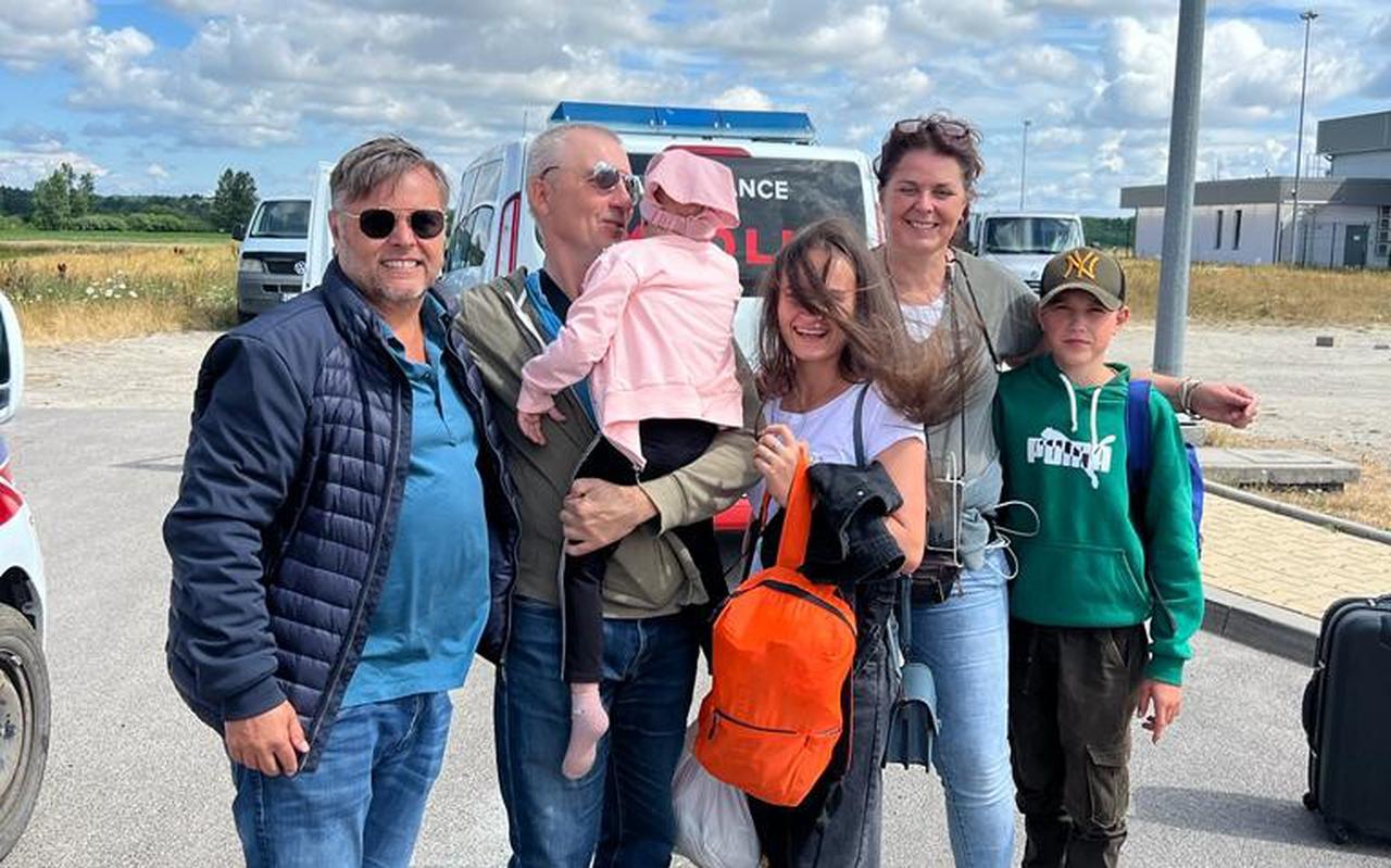 Na acht maanden heeft vader Dimitro zijn ernstig zieke dochter Ivanka bij de Poolse grens weer in de armen kunnen sluiten, evenals zijn echtgenote en twee andere kinderen. Verder op de foto Janneke ten Brink en Herman Greveling uit Steenwijk.