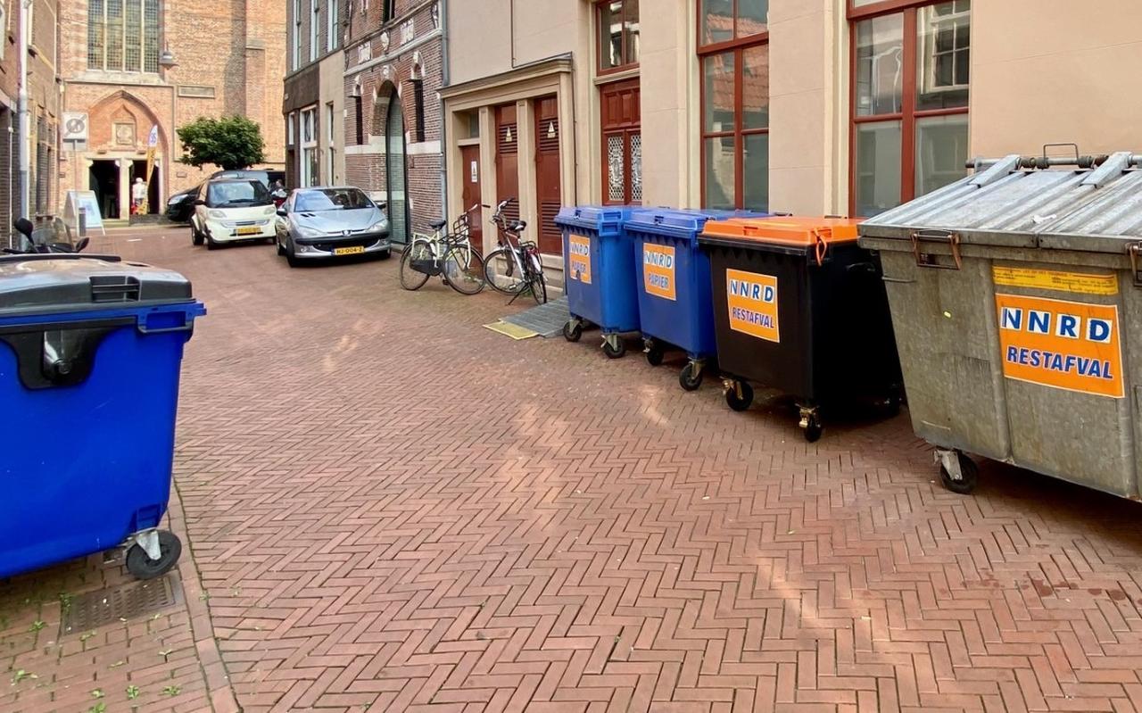 Containers in de Waagstraat. Hier komt een proef met een ondergrondse container. Containers in de Waagstraat. Hier komt een proef met een ondergrondse container.
