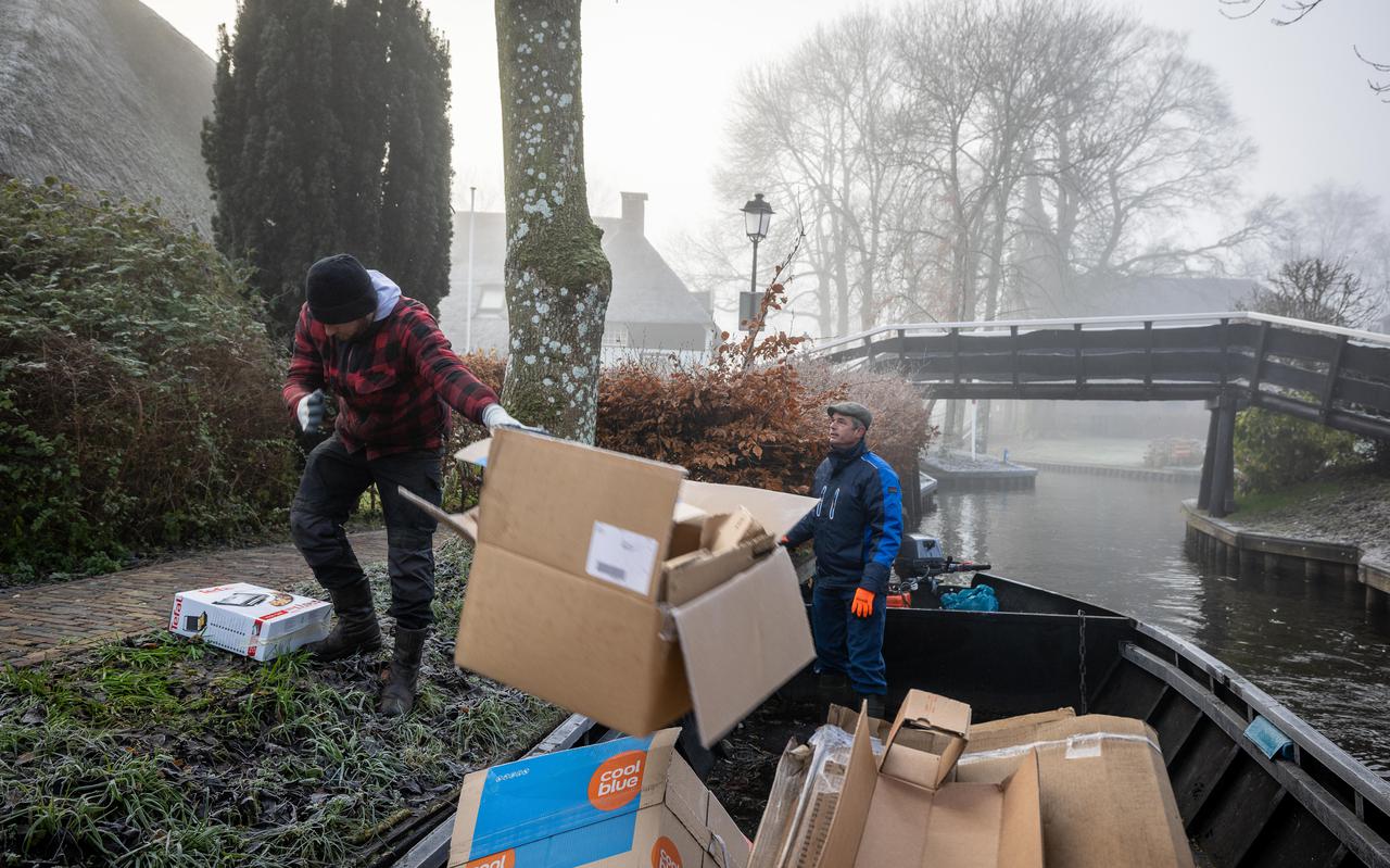 Afgelopen zaterdag werd in Giethoorn voor de allerlaatste keer door vrijwilligers het oud papier opgehaald met de bok. 