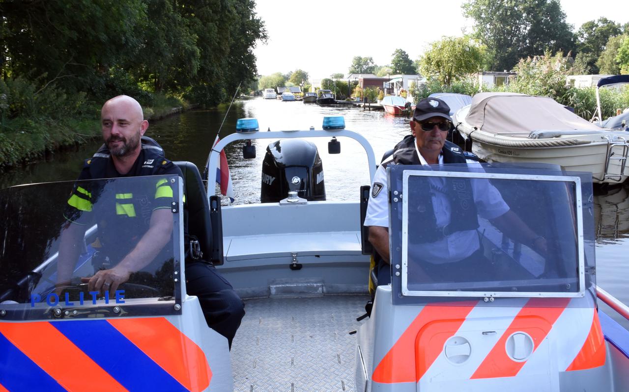 Erik van der Broek en Roelof Stam varen door het fraaie watergebied van Noordwest Overijssel.