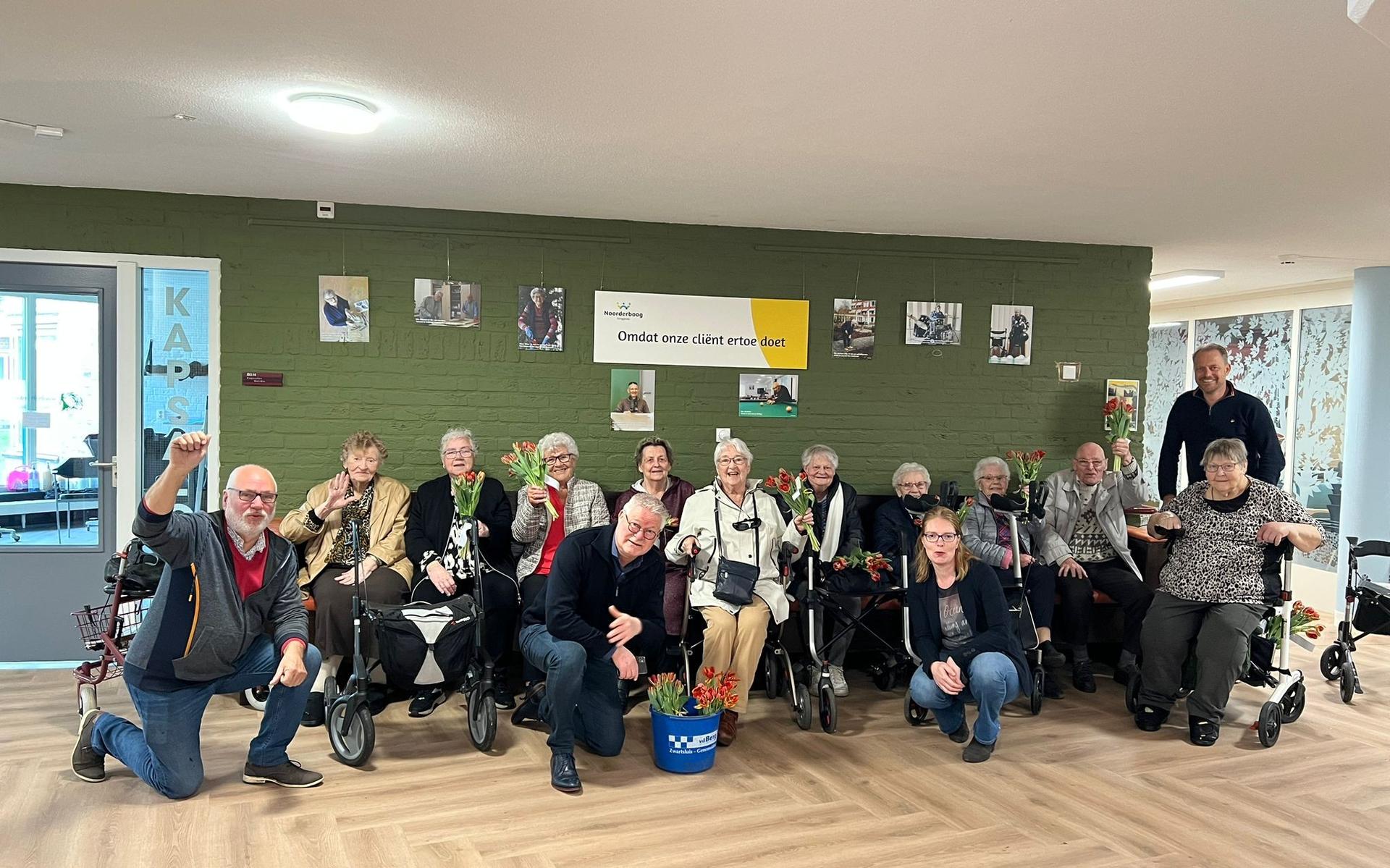 De fractie van ChristenUnie met bewoners van Nijenstede.