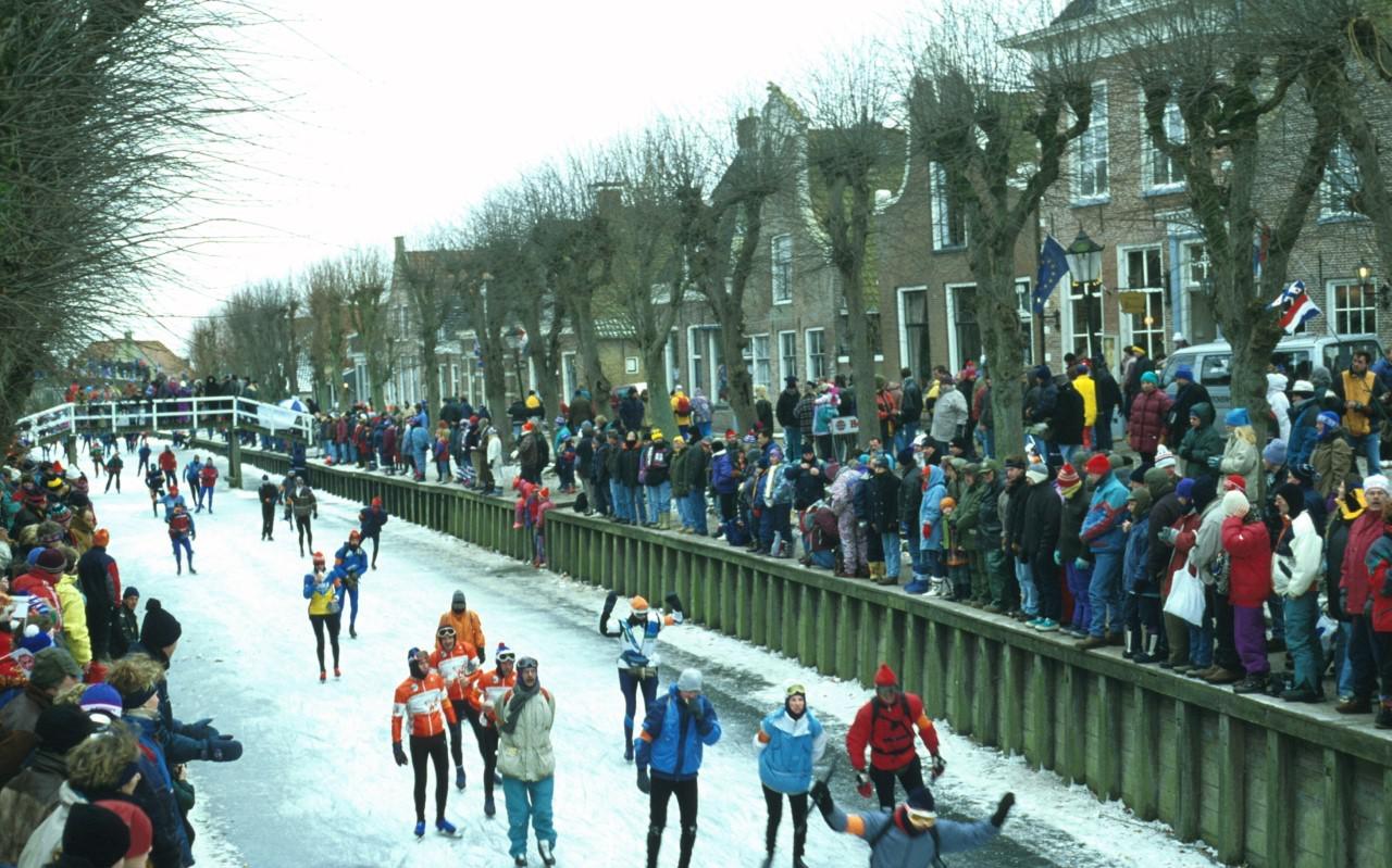 Op 4 januari 1997 passeren de duizenden Elfstedentochtdeelnemers het Friesje stadje Sloten.