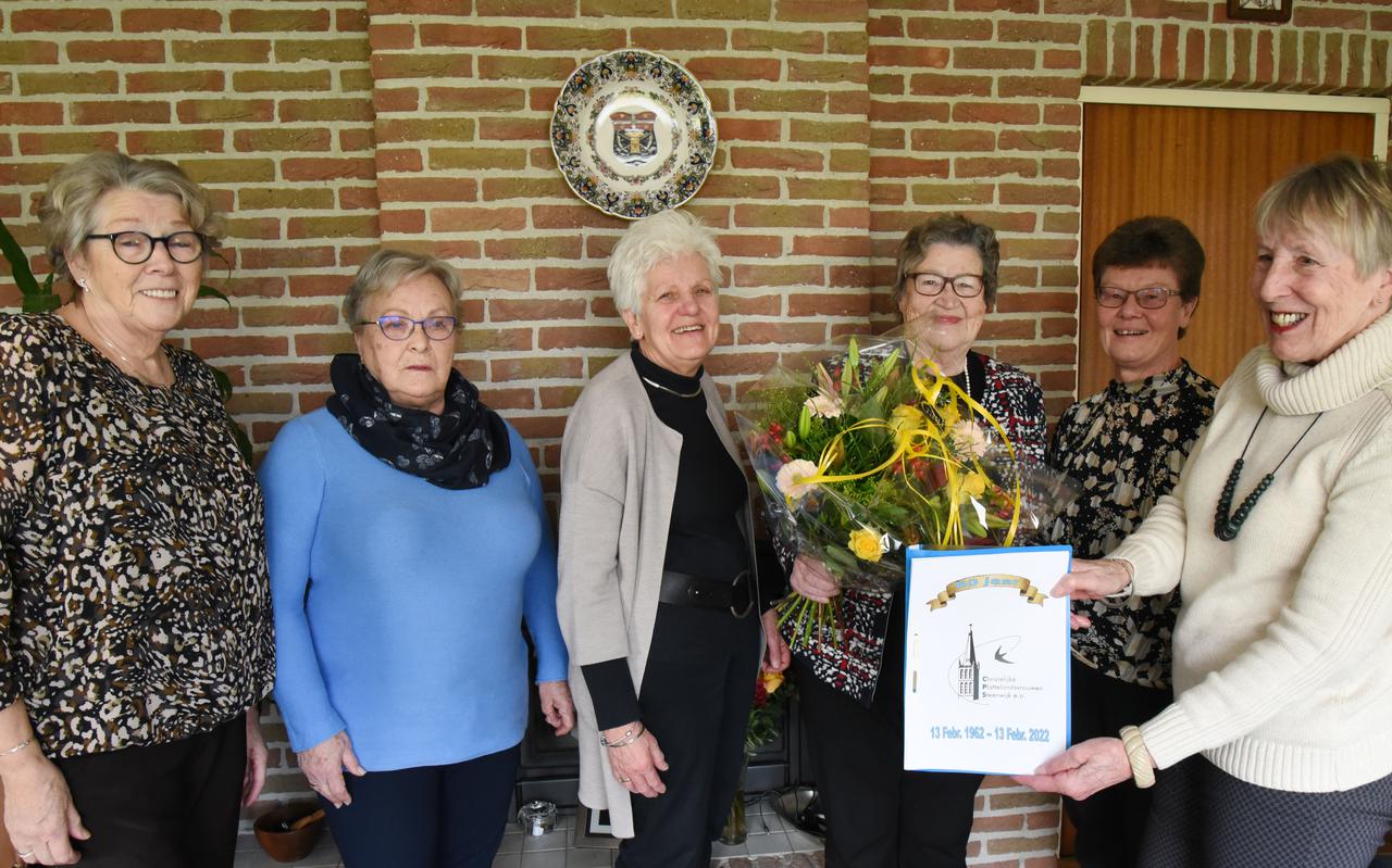 Van links naar rechts: Geeske Nijenhuis, Jenny Kooij, Tine de Groot Boersma, Jo van Ittersum (met bloemen), Wiepie Kroon en Gerdi van den Broek.